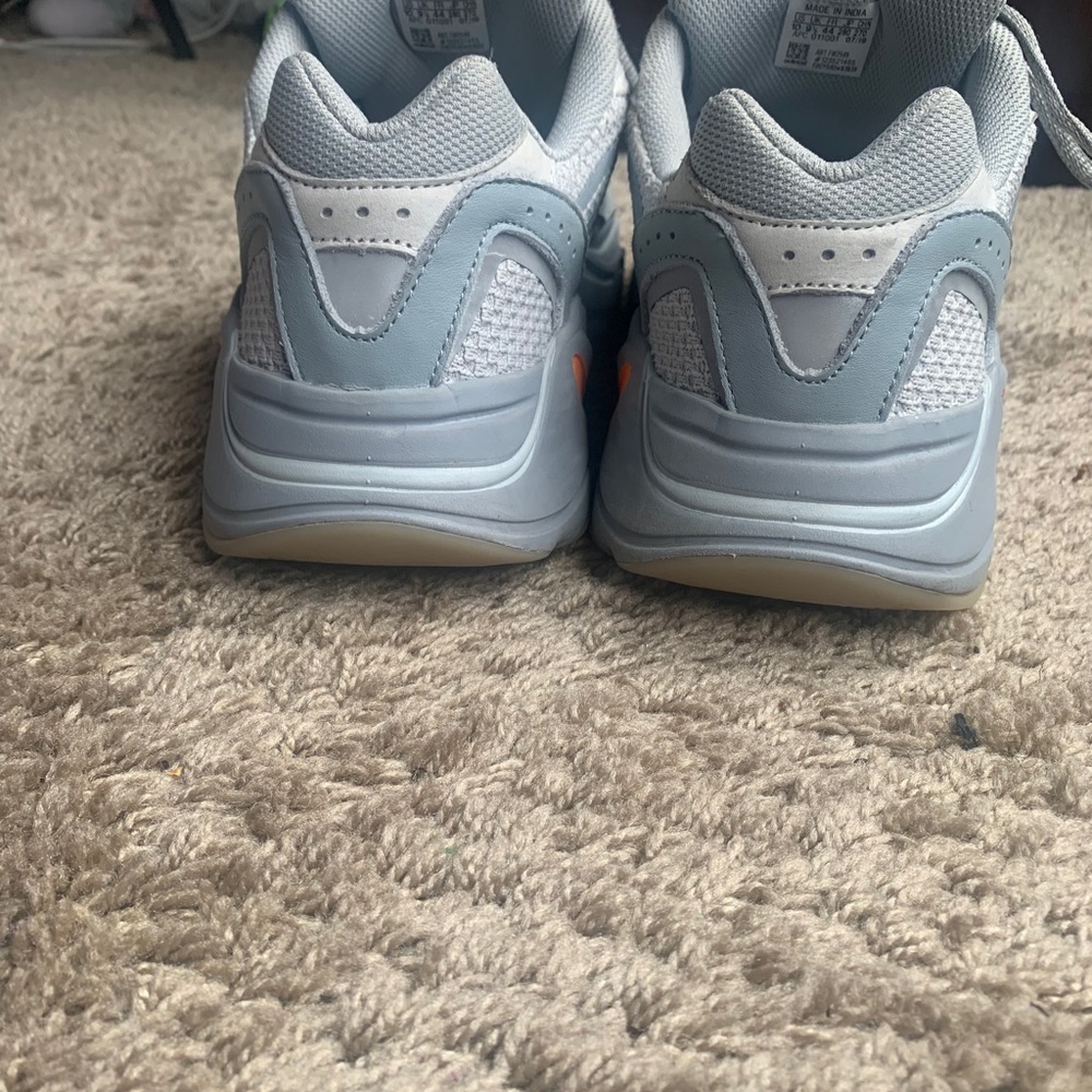 Yeezy 700 v2 interia